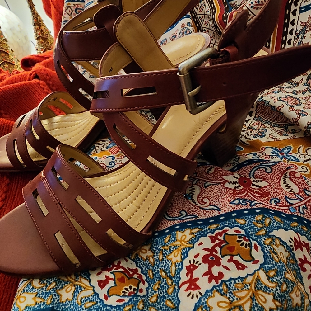 Ladies leather sandals with modest block heel